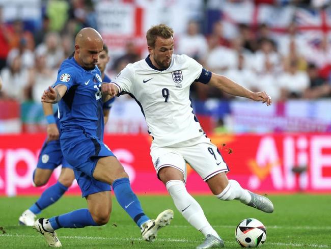 荷兰队闷平对手,离欧洲杯仅一步之遥 荷兰队闷平对手,离欧洲杯仅一步之遥