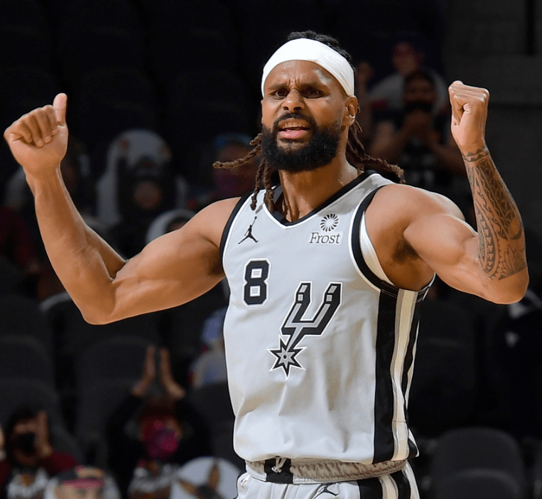 巫师凭借贝尔坚持追分力克马刺，球队士气高涨冲向季后赛的简单介绍