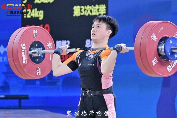 举重女将勇夺铜牌,力量惊人 举重女将勇夺铜牌,力量惊人