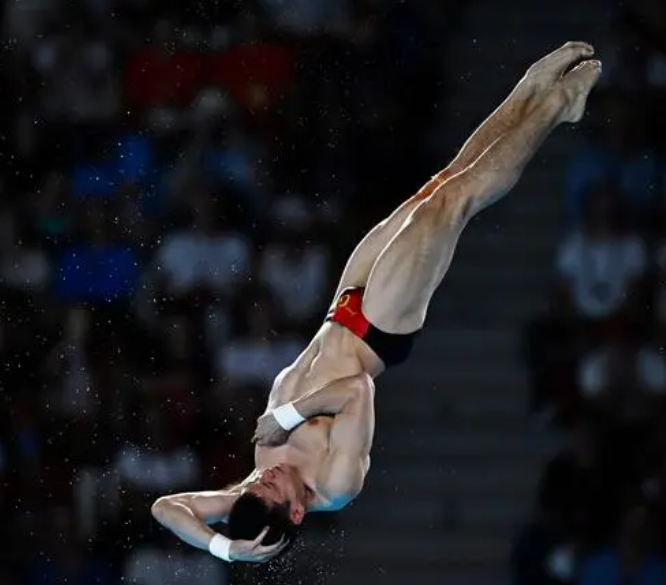 爱游戏在线-猛龙新秀范克里特在比赛中表现出色的简单介绍