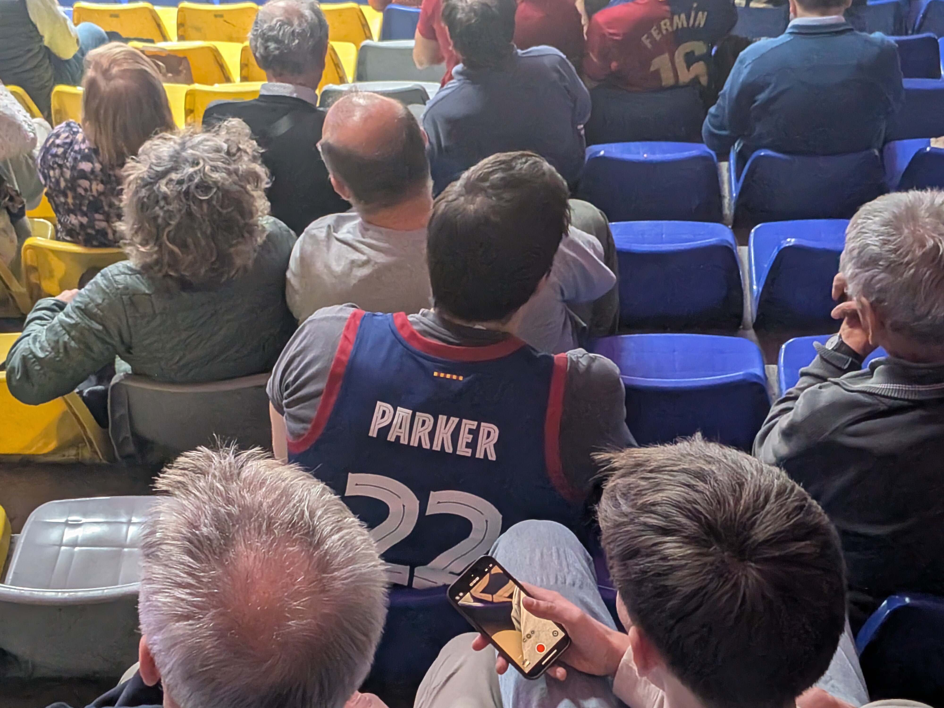 爱游戏登录-篮球爱好者疯狂围观比赛观战激烈