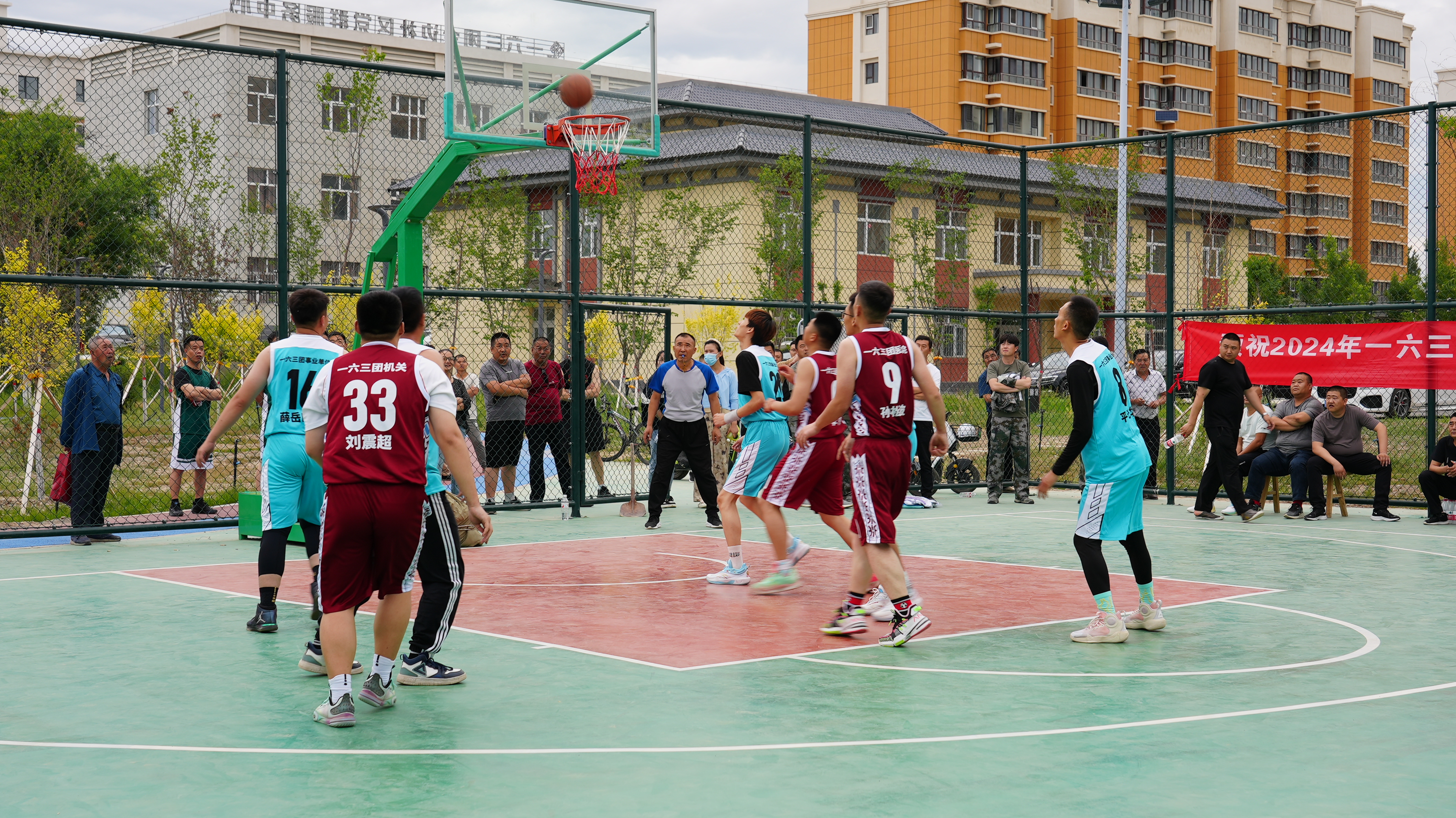 篮球爱好者疯狂围观比赛观战激烈