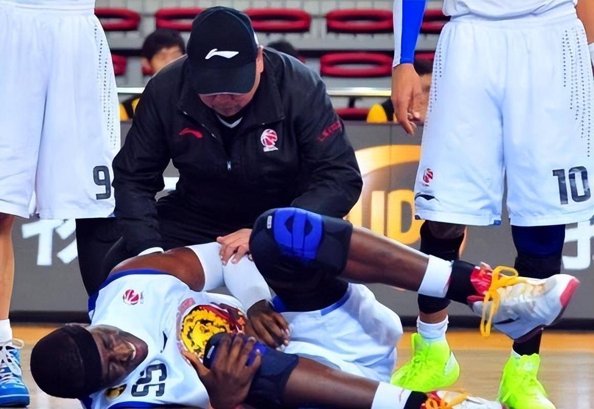 郭艾伦状态回勇，领导上海队击败深圳