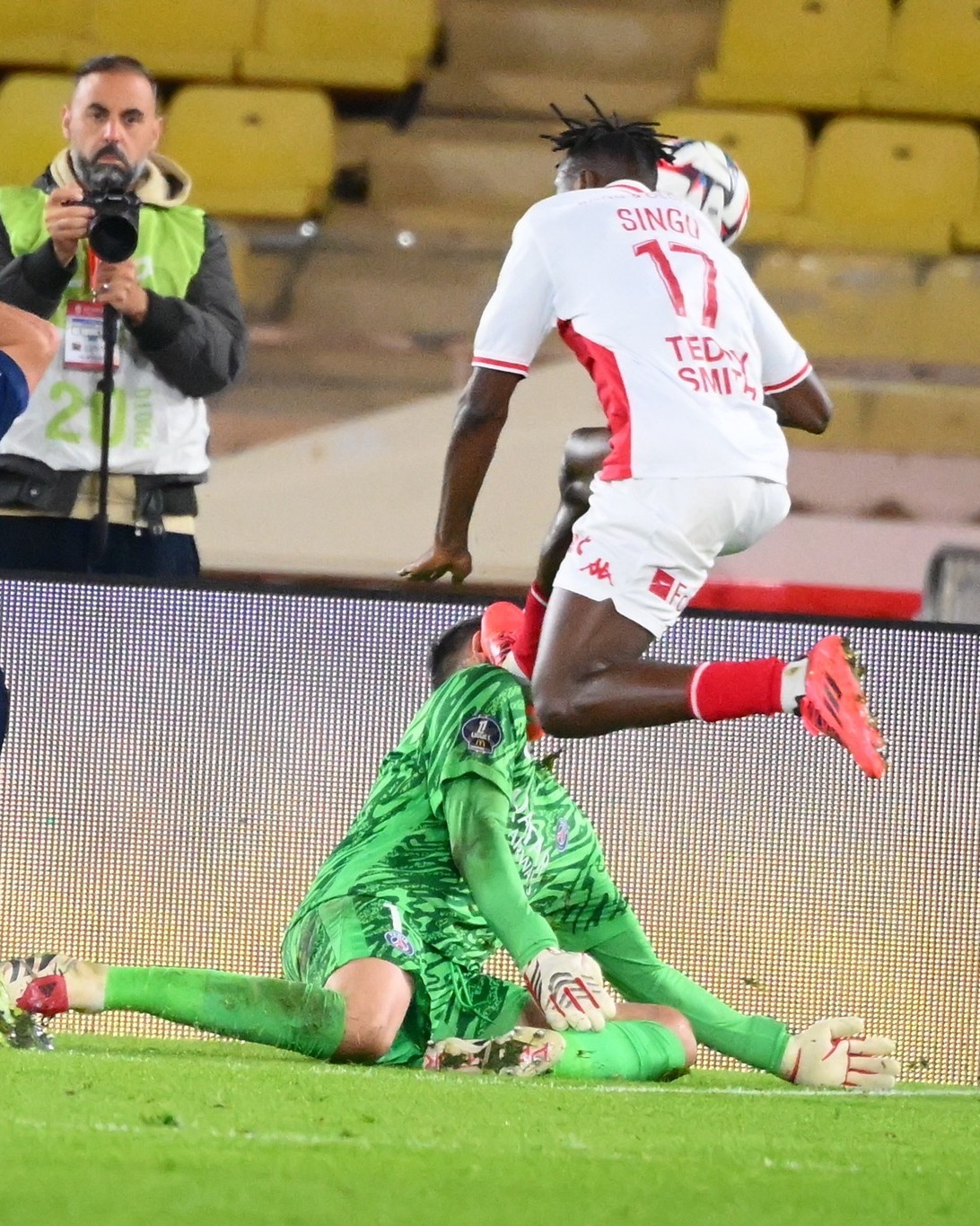 爱游戏官网-巴黎圣日耳曼球员夜店事件曝光