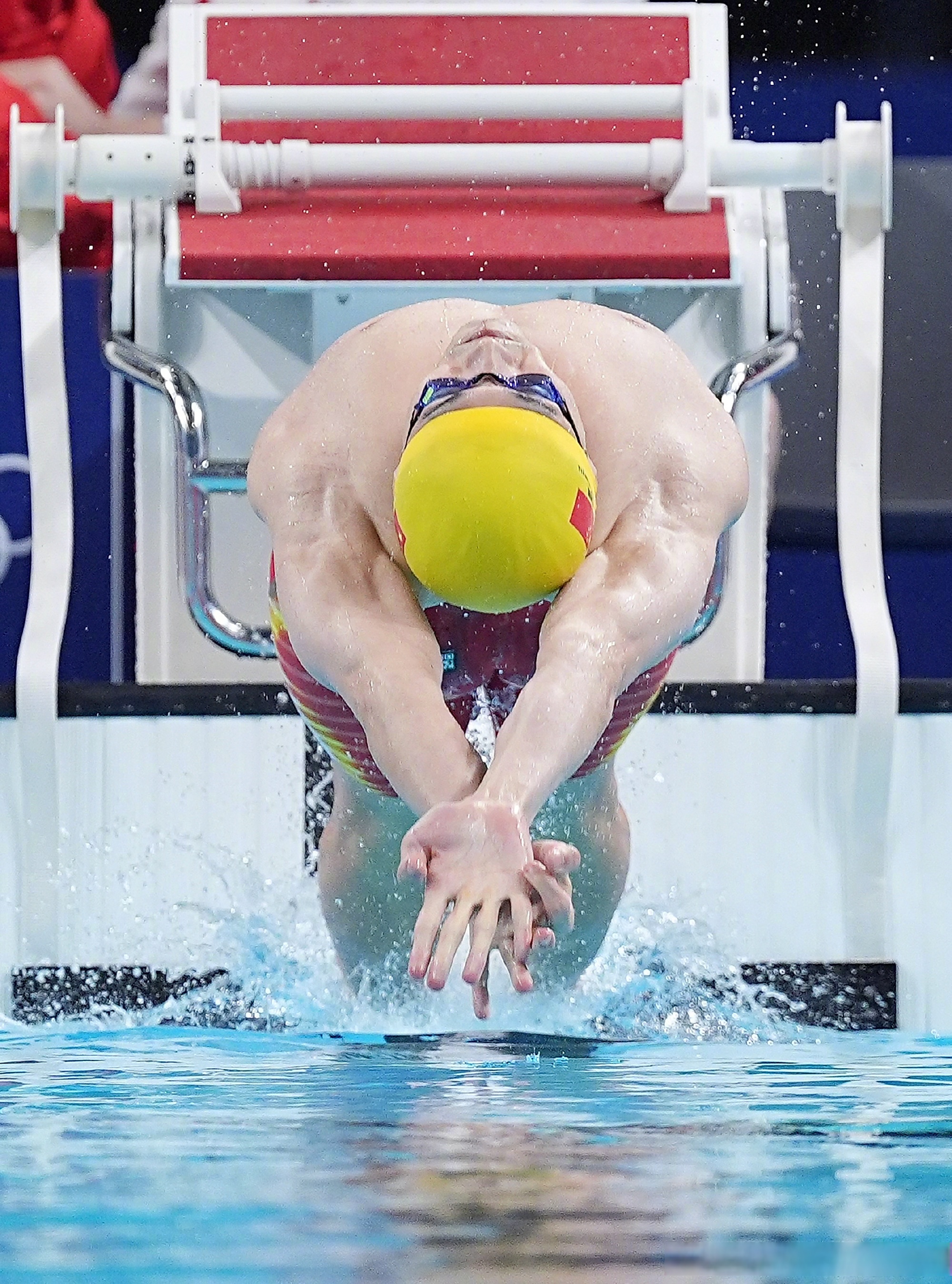 荷兰运动员在游泳比赛中打破记录，夺金