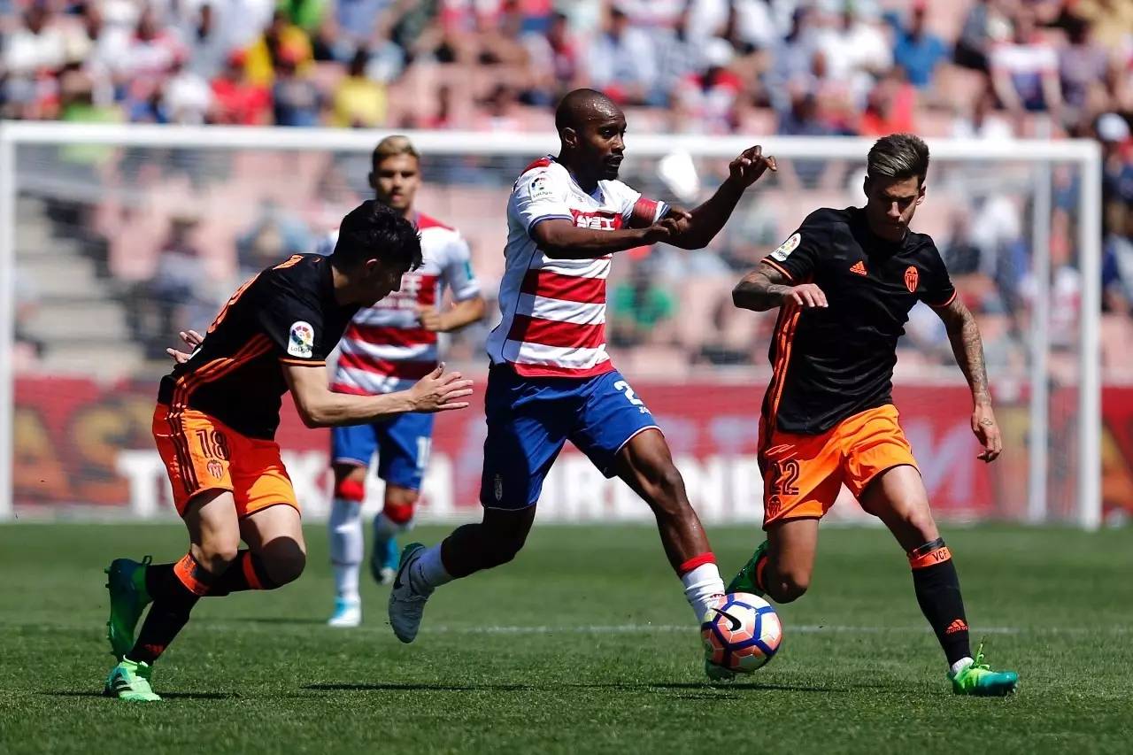 包含格拉纳达战平对手，保持在中游位置的词条