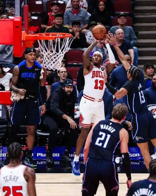 公牛队险胜猛龙,全员表现出色 公牛队险胜猛龙,全员表现出色