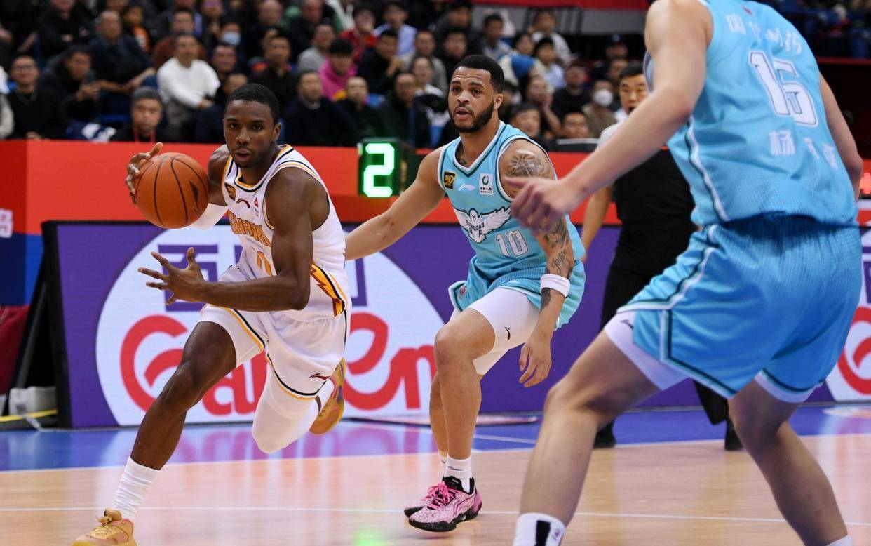 球队引进新外援，提升球队整体实力，冲击季后赛资格的简单介绍