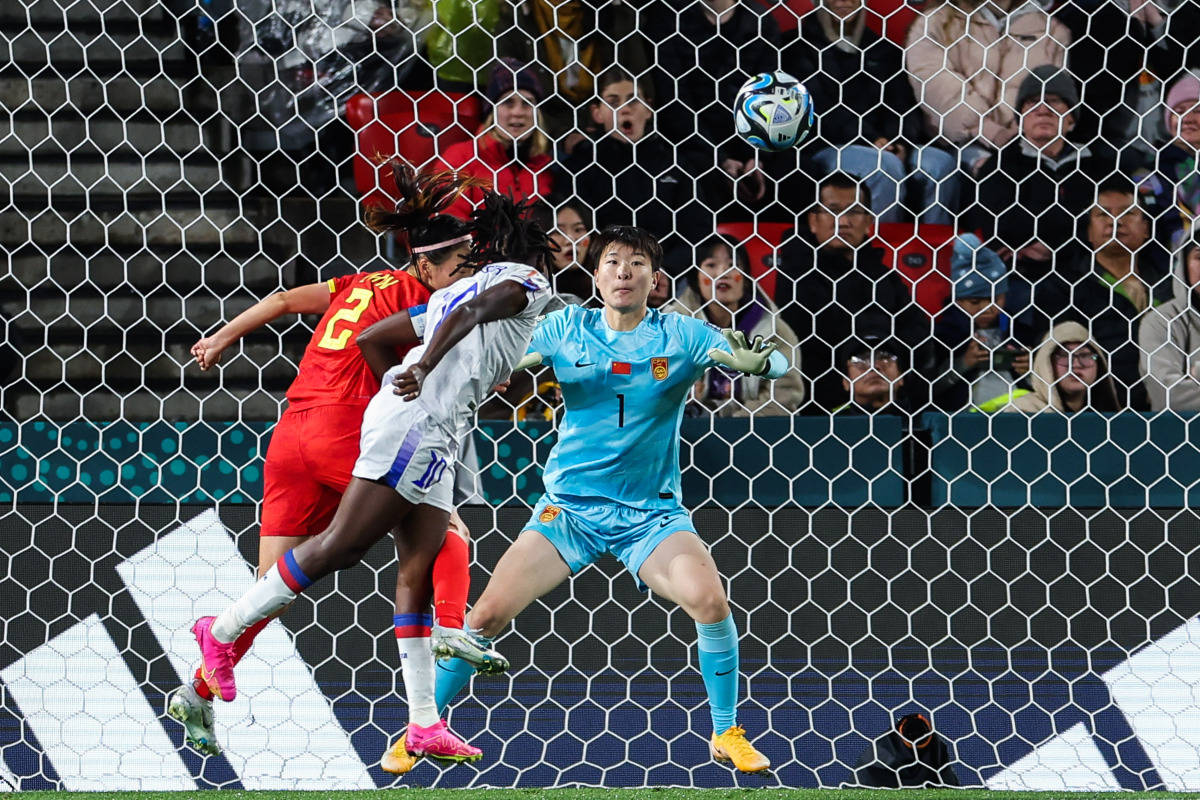 爱游戏登录-女足比赛中，中国队员徐某力挽狂澜