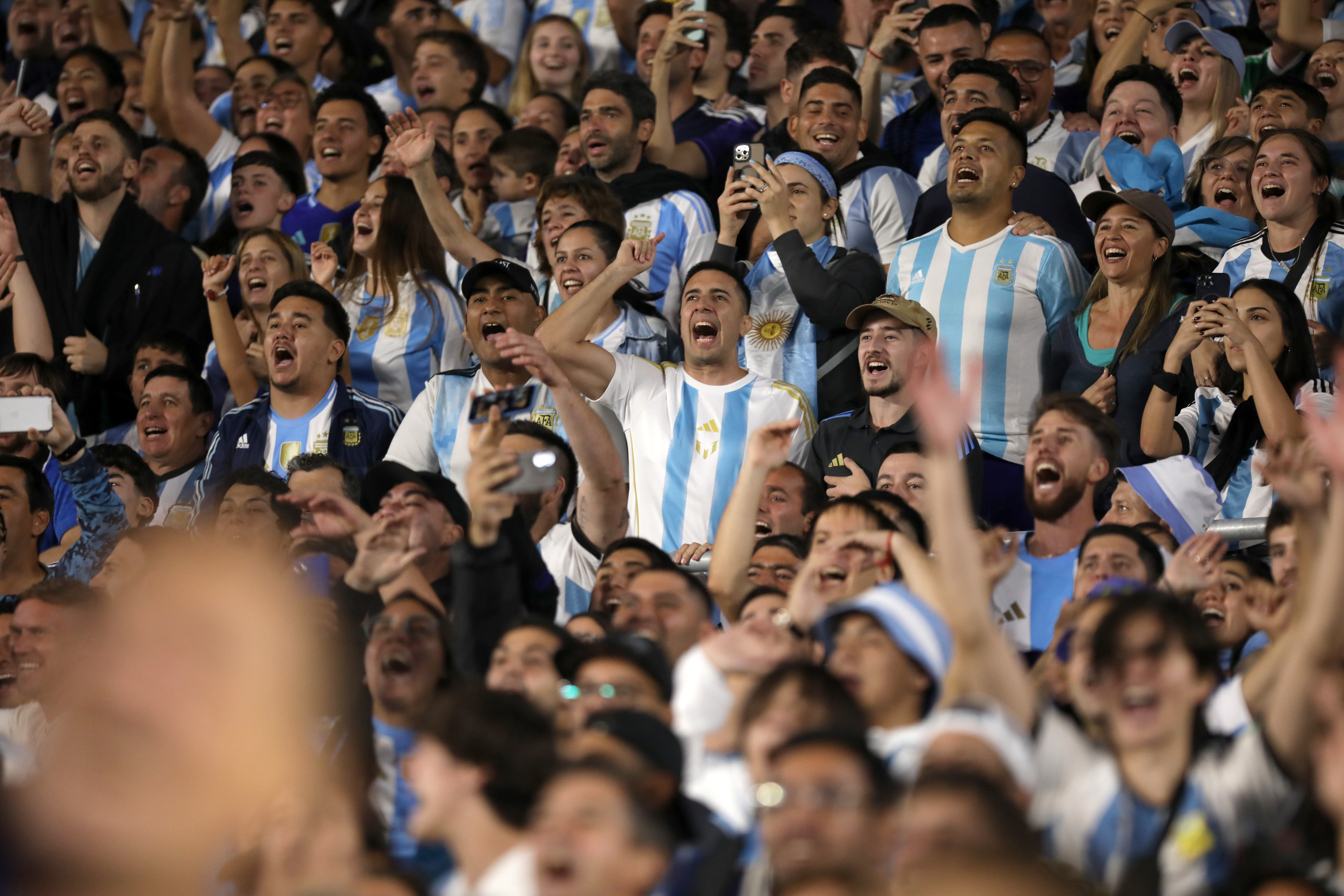 观众热情迎来世界级足球赛事