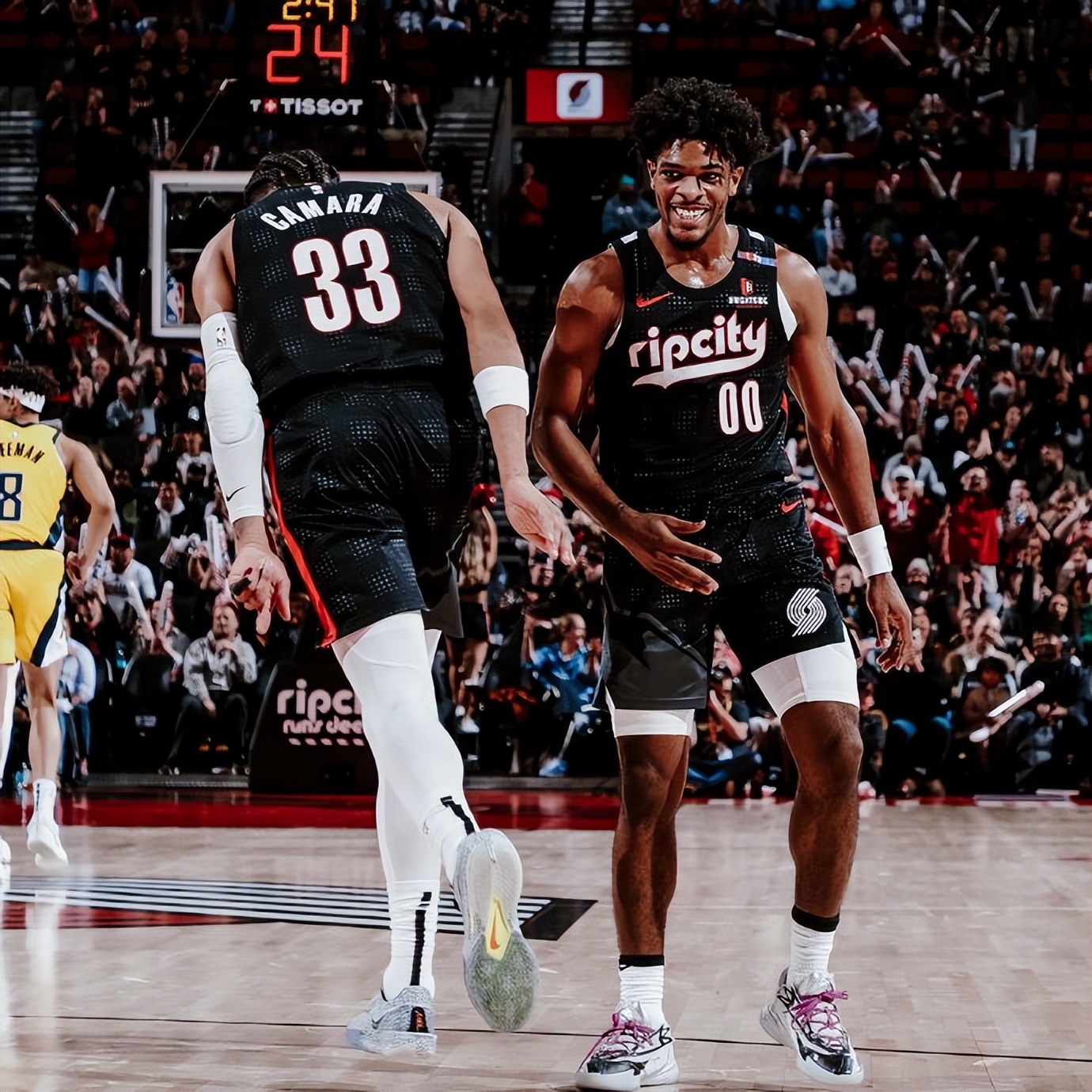 开拓者逆转圣奇努，利拉德独得38分